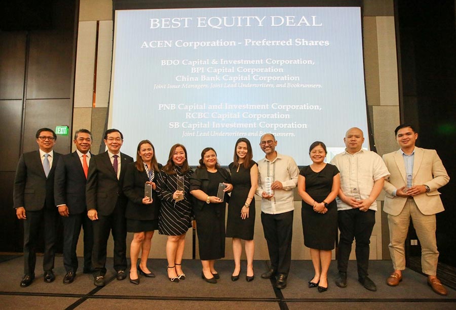 Security Bank bagged Equity Deal of the Year - Philippines (Large Cap) and four other awards at 9th Investment House Association of the Philippines (IHAP) Awards. Virgilio Chua (third from left), President and CEO, and Daisy Garcia (fourth from left), FVP and Syndicate and Distribution Head, received the award on July 18, 2024 at the New World Makati Hotel.