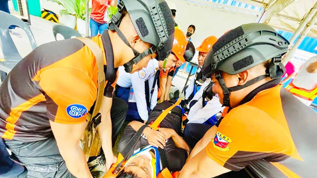 SM City Marilao’s Emergency Response Team (SMERT) quickly responds to the mock-up trauma victim during the earthquake drill simulation.