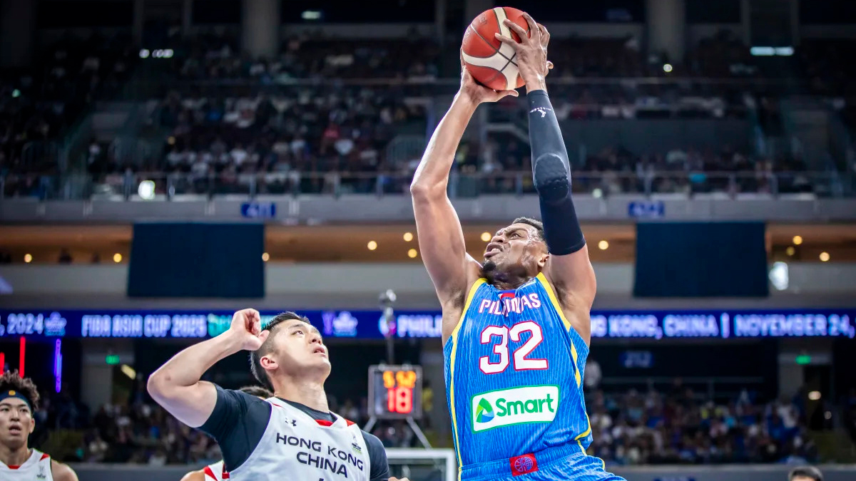 SOARING: Gilas Pilipinas star Justin Brownlee rises for a shot off Hong Kong’s Shiu Wah Leung in last night’s game. FIBA PHOTO