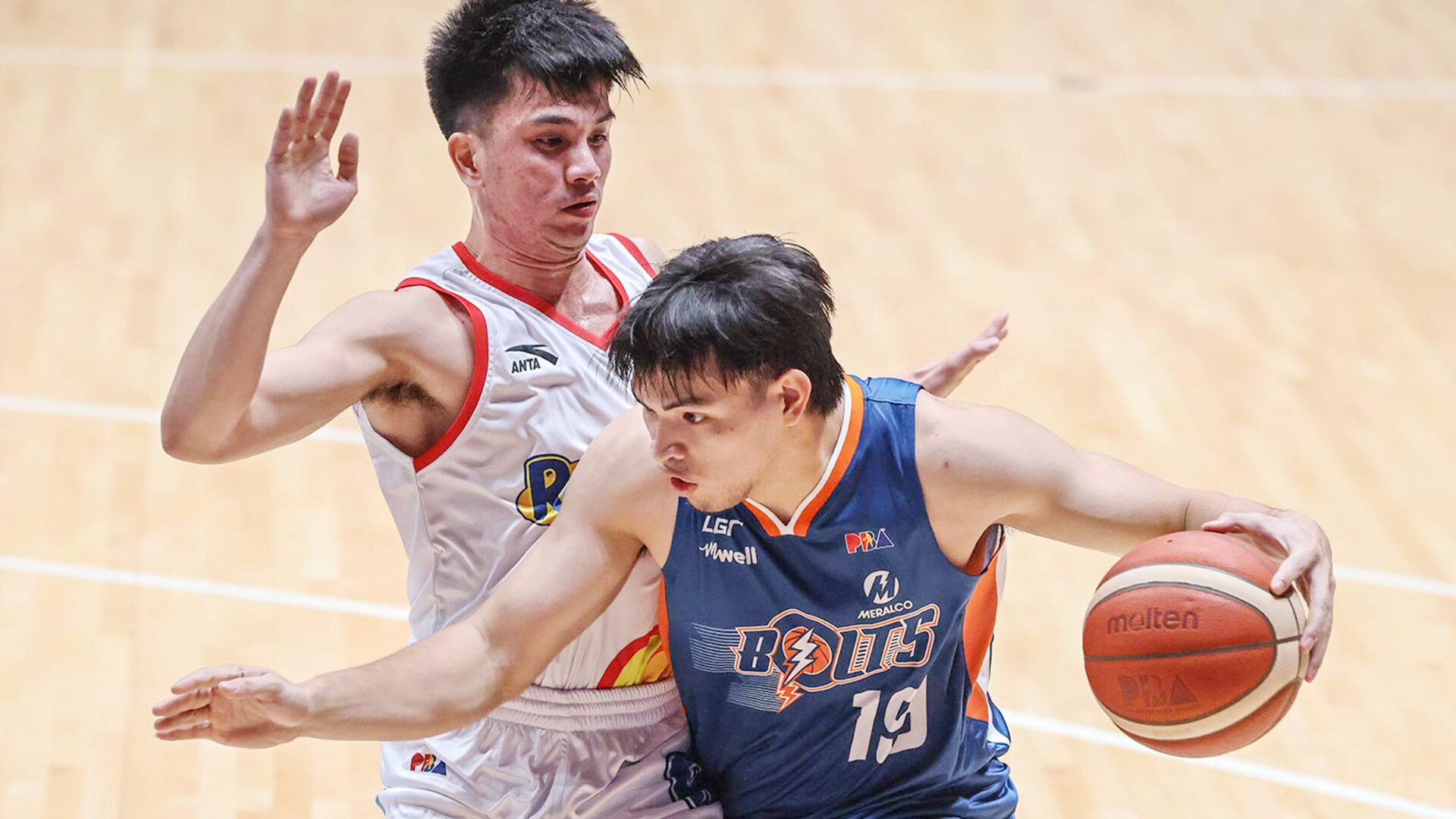 MARKED MAN: Meralco wingman Bong Quinto, here driving past Rain or Shine guard Adrian Nocum, will be counted upon to deliver anew by the Bolts today.