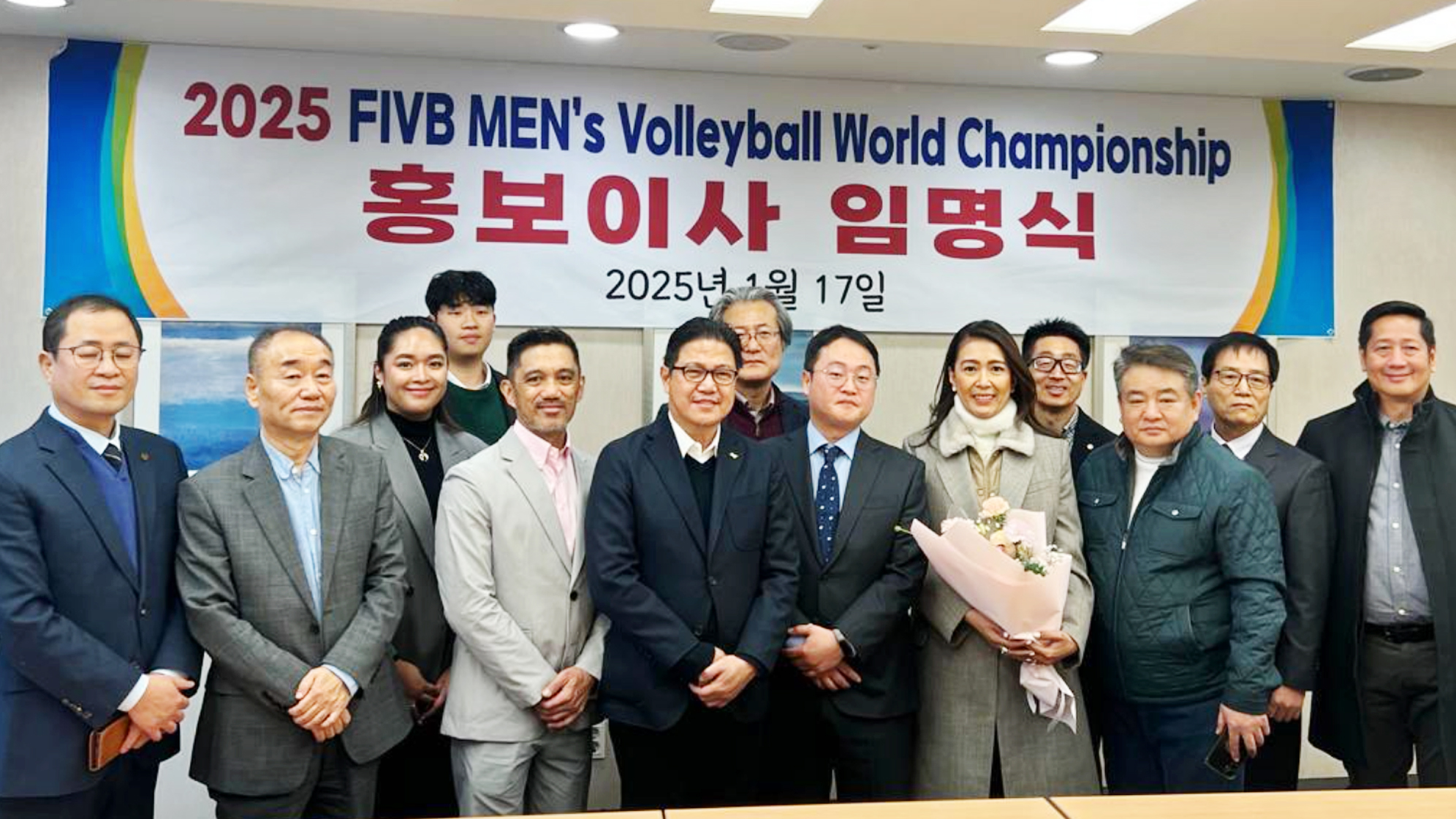 KOREAN TOUCH: PNVF president Ramon “Tats” Suzara and Jeon Yongjun (fourth and fifth from left) with PNVF secretary-general Donaldo Caringal (right) and marketing head Raoul Floresca (fourth from left) and top officials of the NEOCOLORS P&A Inc. in Seoul.