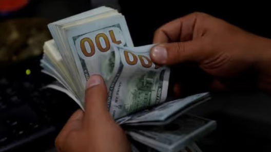 A money changer counts US dollar banknotes at a currency exchange office in Izmir, Turkey. (Reuters Photo)