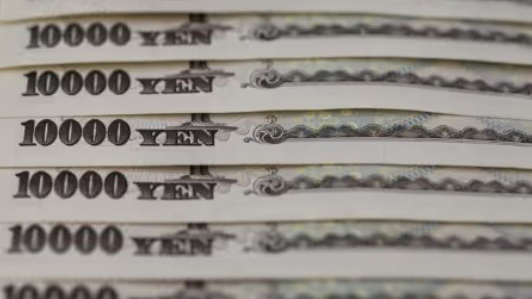 Japanese 10,000 yen notes line up in Tokyo, Japan. (Reuters Photo)