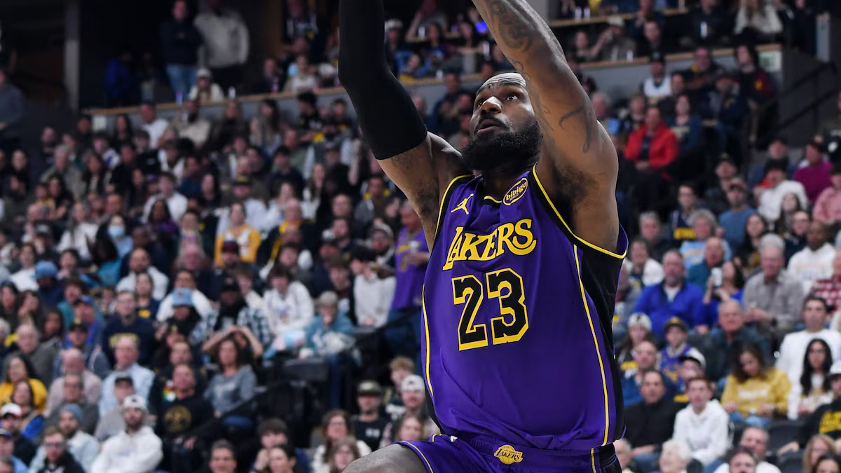 HARD TO STOP: Lakers star LeBron James scores on an uncontested slam dunk against the Nuggets in yesterday’s game.