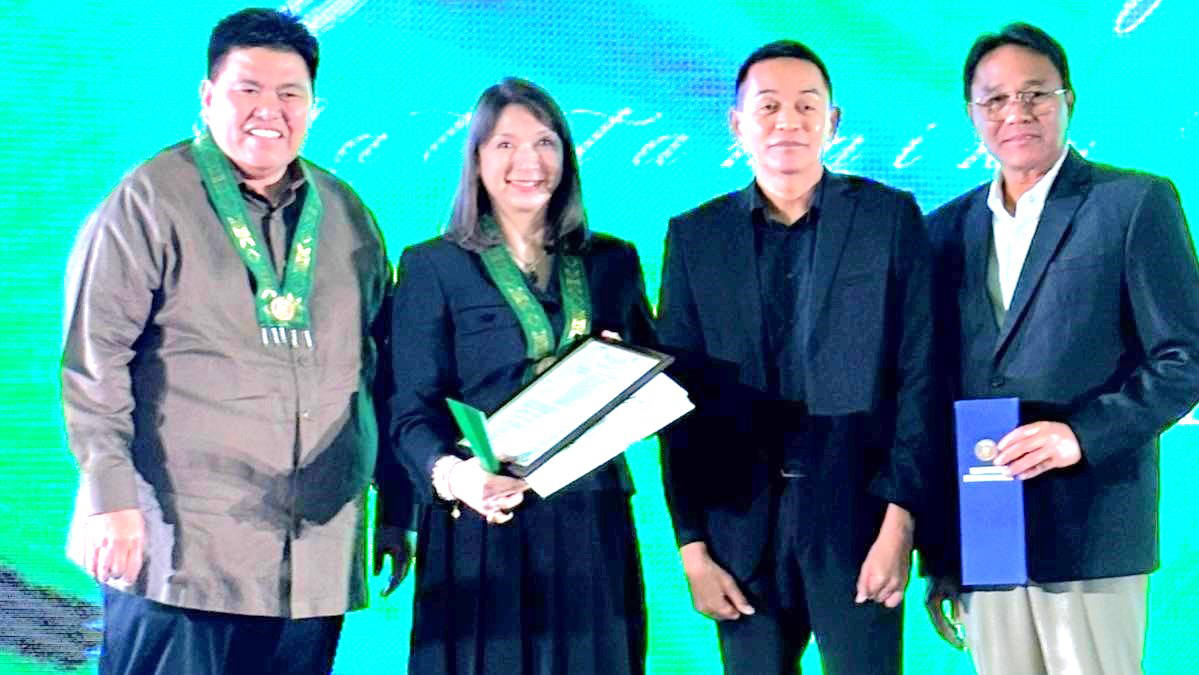 (L-R) Cong. Gus Tambunting, Sarci Razon Solaire Resort Entertainment City VP of Human Resources, Mayor Eric Olivarez and Cong. Edwin Olivarez at the 2025 Gawad Palanyag Para sa Natatanging Negosyante awards held at the Grand Ballroom of Okada Manila